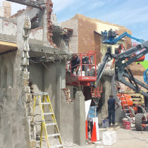 Destroyed Caïro set. Textured walls, stone, brick, cement blocks, cement roof slab as well as re-bars has been produced and installed.