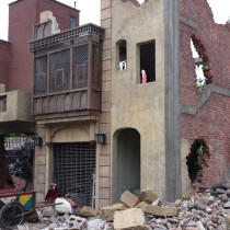 Destroyed Caïro set. Sculpted in styro covered with hard plaster. Loads of rubbles has been produced to complete debris from green department and set dressing