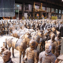 Mausoleum set - Life size chinese terracotta warriors and horses / Made from clay and styro sculpted models, molded and casted in plaster. We made close to 500 soldiers, 12 small cavalier's horses, 16 bigger one and 4 large ones for Jet Lee's Chariot